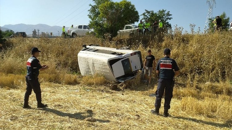Adıyaman’da servis minibüsü şarampole devrildi: 7 yaralı