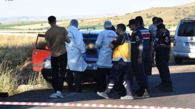 Otomobilde bulunan cesetlerin sırrı araştırılıyor