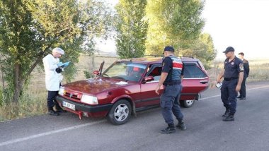 Sivas'ta otomobilde silahla vurulmuş kadın ve erkek cesedi bulundu