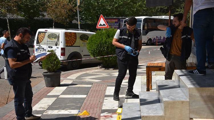 Urfa'da cezaevinden çıkan adam kendisinden boşanan eşini öldürdü
