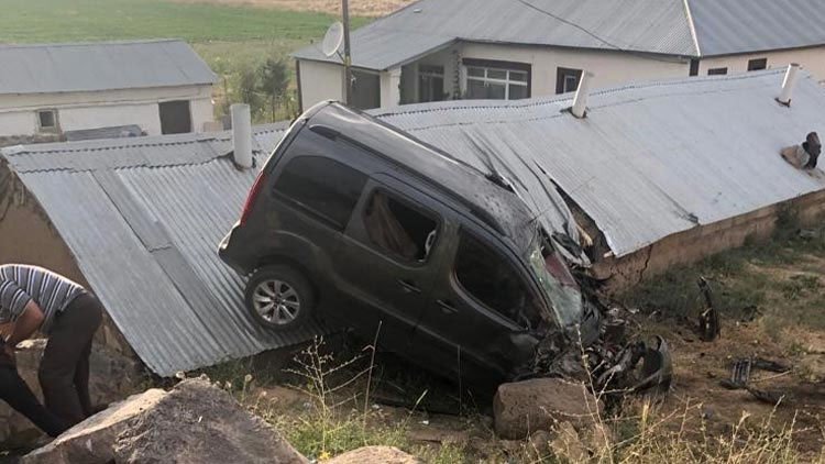 Ağrı’da hafif ticari araç şarampole yuvarlandı: 9 yaralı