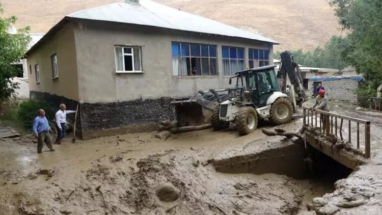 Hakkari'de ev ve ahırları su bastı, ekinler selden zarar gördü