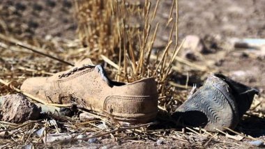 Katliam, yağma, fetih ve işgalleri kutsama, bu kötülüklerin mağdurlarının torunlarının aymazlıkları üzerine