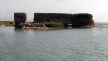 Van Gölü çekilince tarihi kale ortaya çıktı