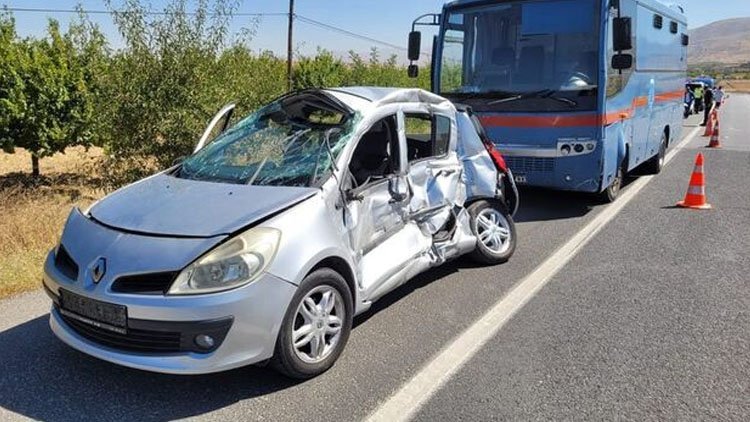 Cezaevi nakil aracı ile otomobil çarpıştı: 1 ölü 4 yaralı