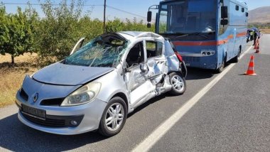 Cezaevi nakil aracı ile otomobil çarpıştı: 1 ölü 4 yaralı