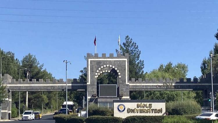 Dicle Üniversitesi'nde dekan yardımcısına bıçaklı saldırı