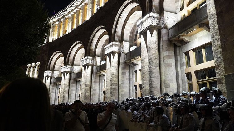 Ermenistan’da halk sokağa indi, ortalık karıştı