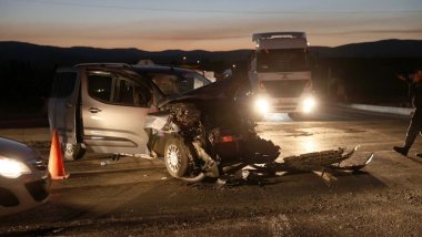 Sivas'ta TIR ile hafif ticari araç çapıştı: 5 yaralı