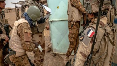 Fransa askerlerini Nijer'den çekmeye başlıyor