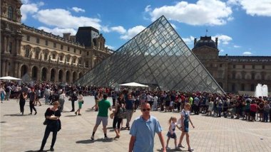 Fransa'da terör alarmı: Louvre Müzesi ve Versailles Sarayı boşaltıldı