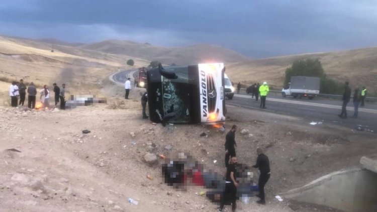 Sivas'ta yolcu otobüsü devrildi: 7 ölü, 40 yaralı