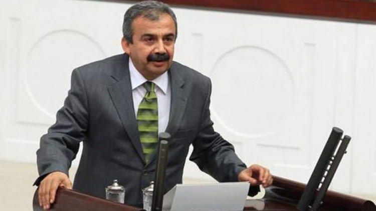 Sırrı Süreyya Önder'in yargılanması durduruldu