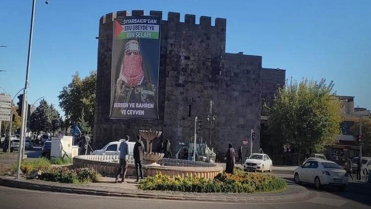 Diyarbakır’ın surlarına Hamas sözcüsünün posteri asıldı