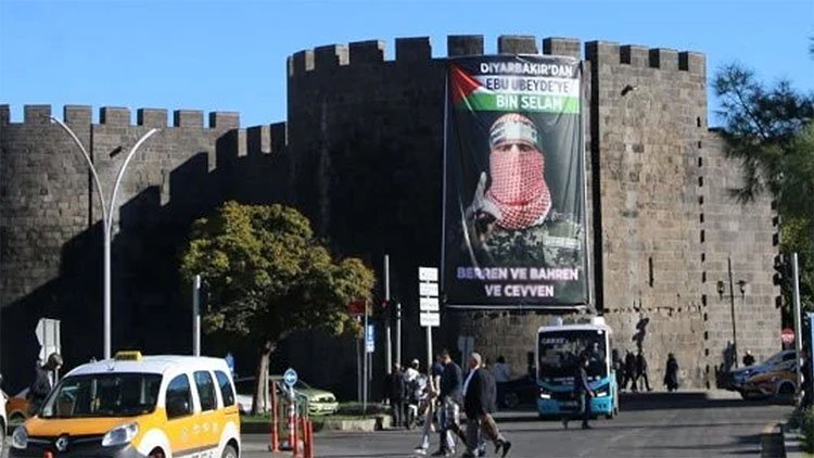 Diyarbakır'da surlara asılan Ebu Ubeyde posteri indirildi
