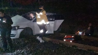 Yük treni otomobile çarptı! Yaralılar var