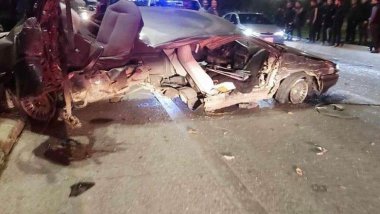 Arabanın ikiye bölündüğü korkunç kazada ölü ve yaralı var