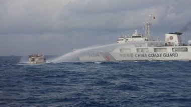 Denizde iki ülke arasında gerilim: Tazyikli suyla saldırdılar