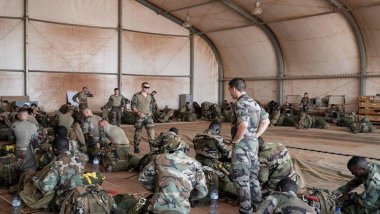 Nijer'deki Fransız askerleri ülkeden çekildi