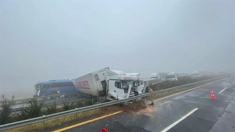 Urfa'da yolcu otobüsü ile 2 TIR çarpıştı: Ölü ve yaralılar var