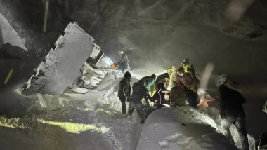 Ağrı'da iş makinesi uçuruma yuvarlandı: 4 ölü