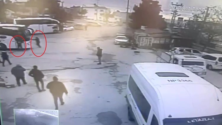 Şoför Muavini Ezerek Öldürdü, Yolcu Dolu Otobüsle Kaçtı!