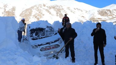 Van'da karayoluna çığ düştü: İki araç çığ altında kaldı