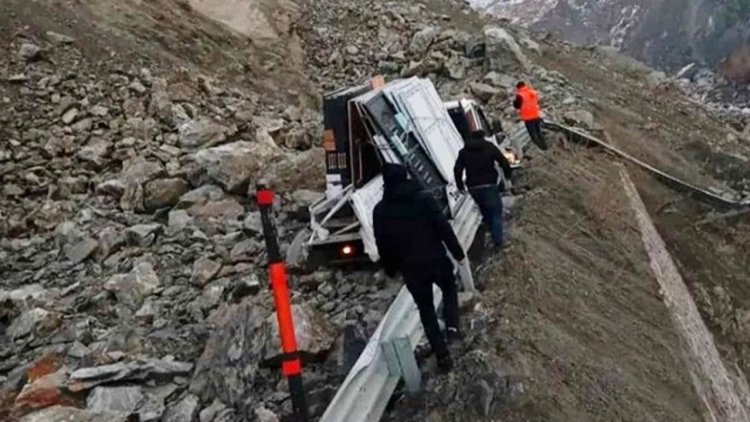 Hakkari-Van kara yolunda heyelan: 3 yaralı