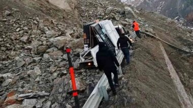 Hakkari-Van kara yolunda heyelan: 3 yaralı