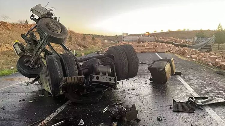 Urfa’da İki TIR birbirine girdi: Ölenler var
