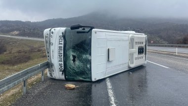Diyarbakır’da futbolcuları taşıyan otobüs devrildi: 1’i ağır 10 yaralı