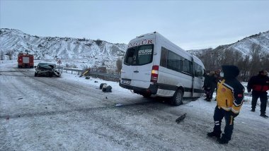 Sivas'ta minibüs ile hafif ticari araç çarpıştı: 16 yaralı