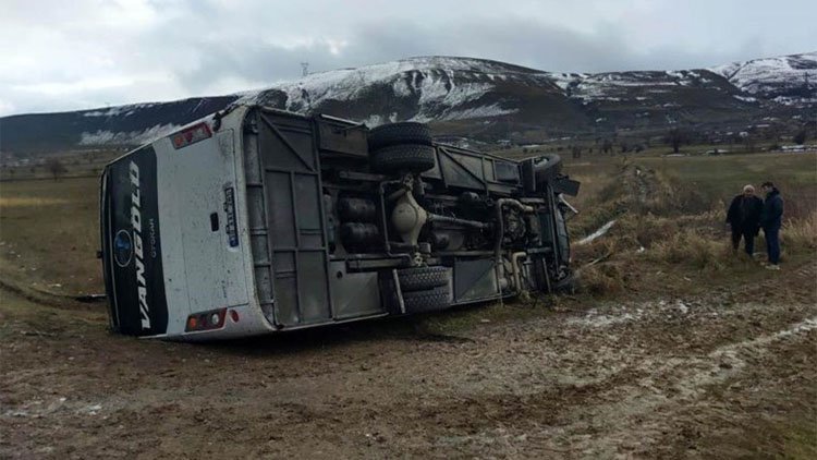 Yolcu midibüsü şarampole devrildi: Yaralılar var!