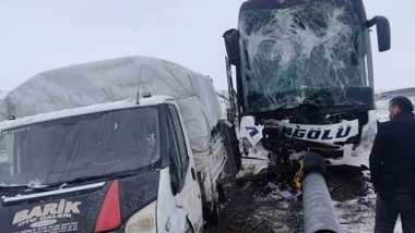 Ağrı'da yolcu otobüsü ile kamyonet çarpıştı: 11 yaralı
