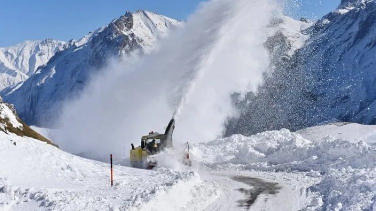 Hakkari'de 100 yerleşim yeri ulaşıma kapandı
