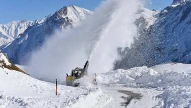 Hakkari'de 100 yerleşim yeri ulaşıma kapandı