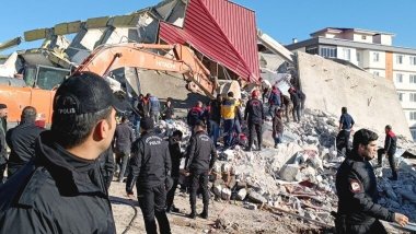 Maraş'ta bina iş makinesinin üzerine çöktü, operatör enkaz altında kaldı