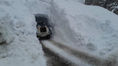Hakkari'de çığ düştü: Yüksekten düşen işçi ağır yaralandı