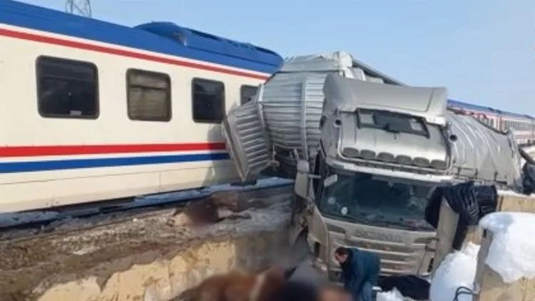 Muş’ta hayvan yüklü TIR'a tren çarptı! Ölü ve yaralılar var