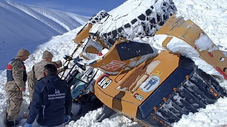 Erzurum: Çığ düştü, iş makinesi 80 metrelik uçuruma sürüklendi