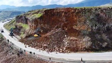 Bitlis-Baykan kara yolunda heyelan
