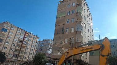 Diyarbakır'da ağır hasarlı bina, sağlam binanın üzerine devrildi