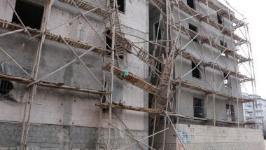 Antep'te İnşaat iskelesi çöktü, 1 ölü, 2 yaralı