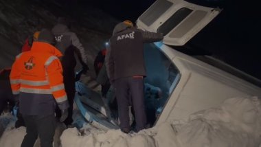Van-Hakkari karayolunda minibüsün üzerine çığ düştü: 1 ölü 11 yaralı