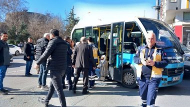 İki minibüs kafa kafaya çarpıştı: 3'ü ağır, 8 yaralı