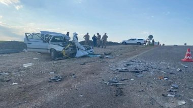 Diyarbakır'da otomobil, kamyonla çarpıştı: 2 ölü