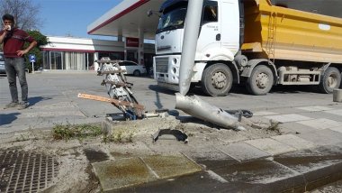 Kontrolden çıkan araç akaryakıt istasyonuna daldı