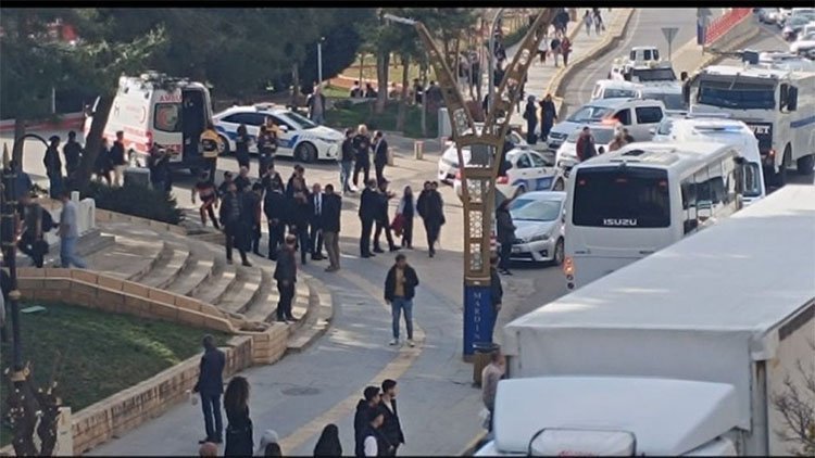 Adliye önünde silahlı kavga: Biri polis, iki yaralı