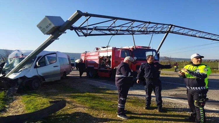 Antep'te işçi servisi direğe çarptı: 1'i ağır 8 yaralı