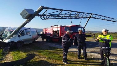 Antep'te işçi servisi direğe çarptı: 1'i ağır 8 yaralı